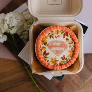 Decorative autumn cake with a Russian greeting, perfect for seasonal celebrations.